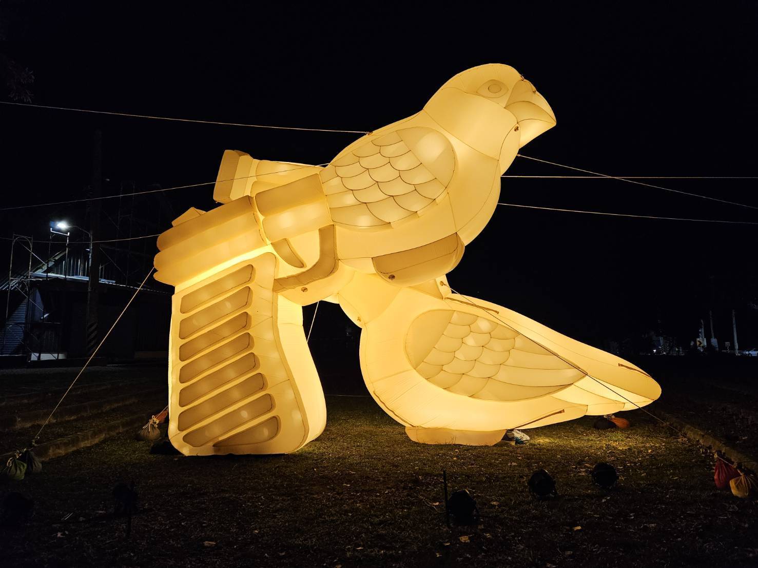 水幕投影與大型雞蛋糕，2025臺南新營波光節魅力登場，讓你眼界大開