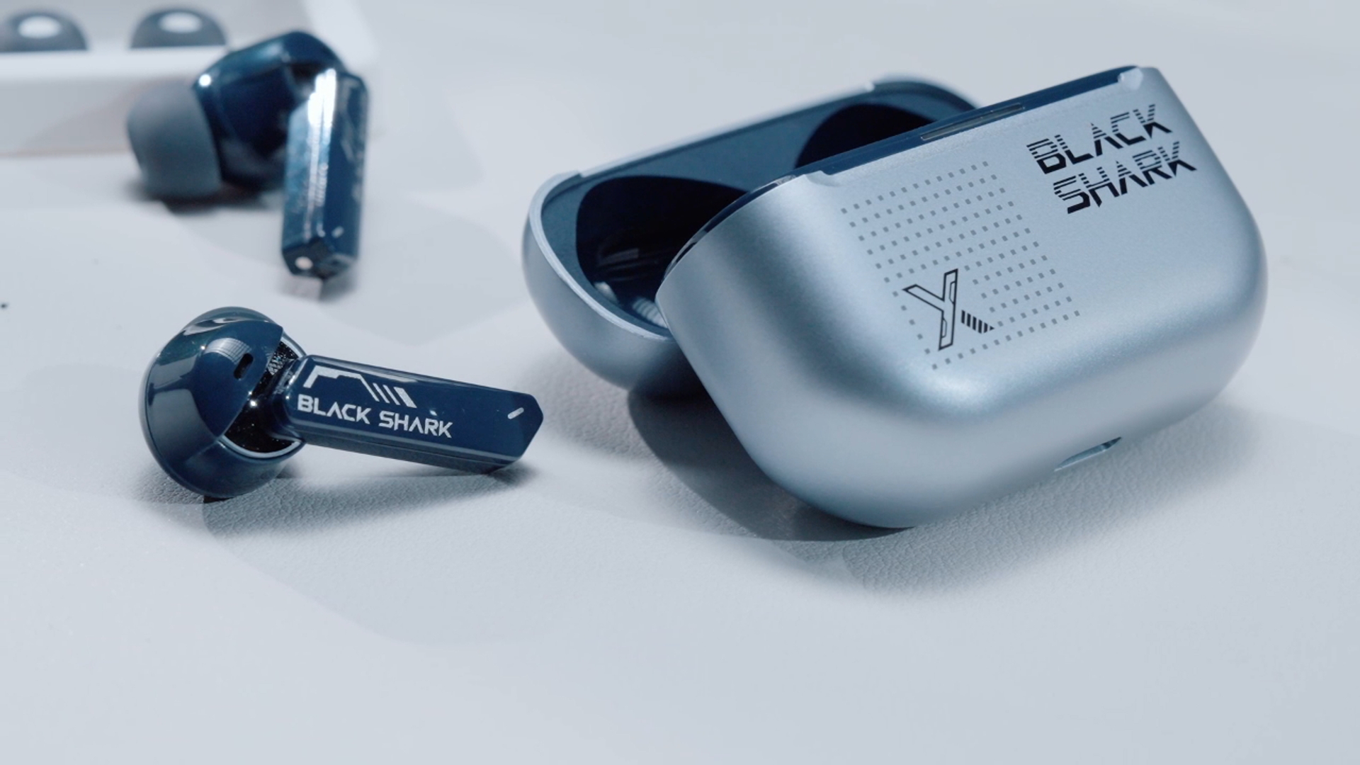 台灣信星科技攜手黑鯊 推出最新手機散熱器與電競耳機