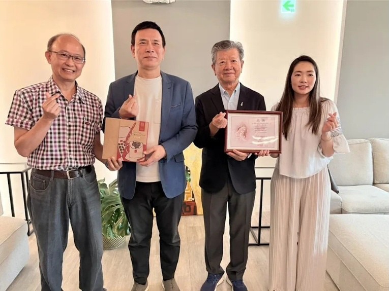 戶外廣告化身公益平台 李丞軒推動城市公益燈箱 30年不輟