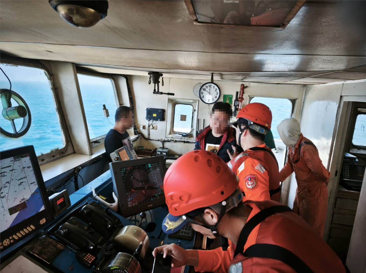 蒙古籍「寶順」號貨輪進高雄港錨泊區整補  海巡登船檢查全程監控