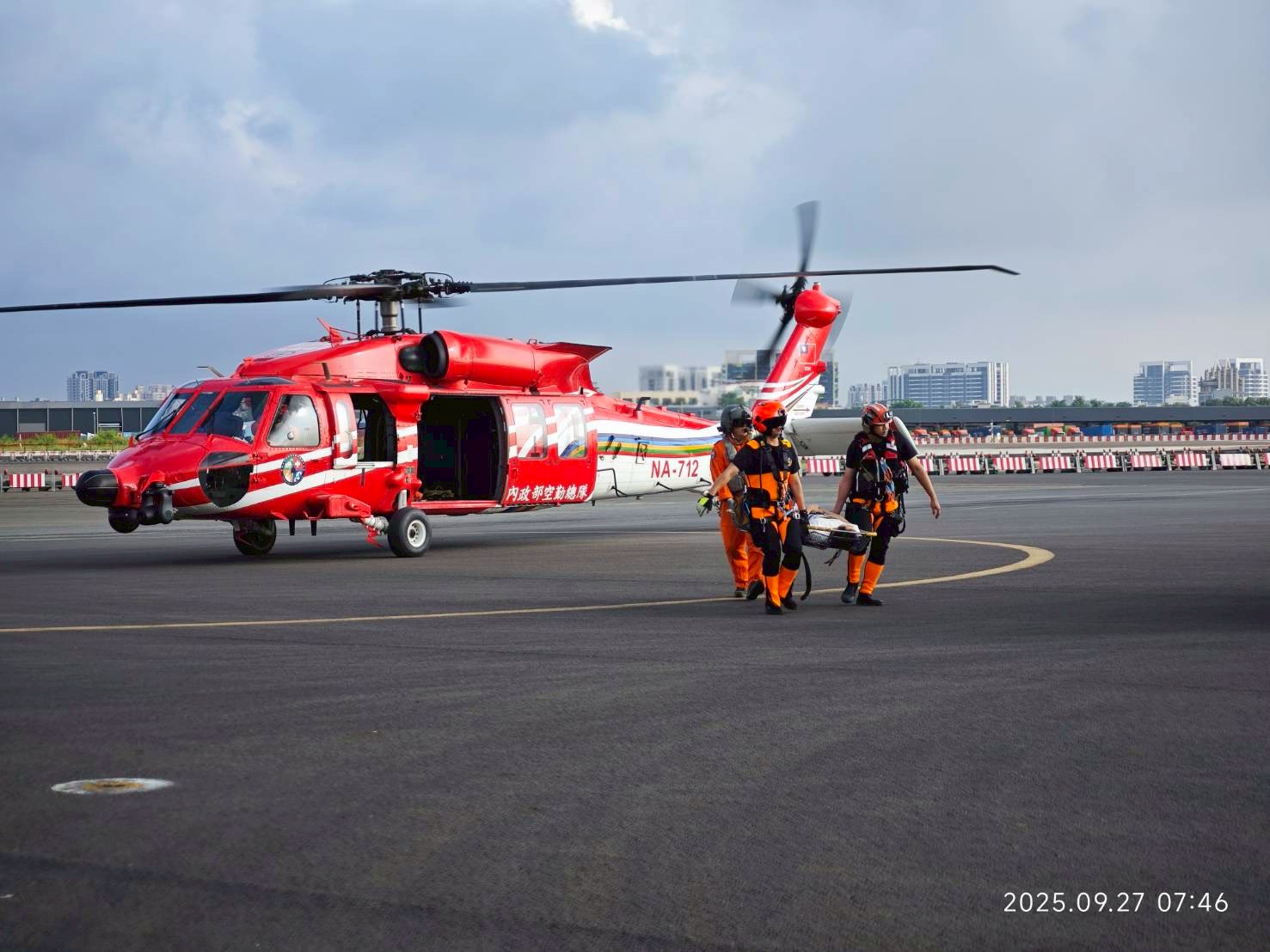 空勤吊掛緊急救援 海巡展現兩岸人道救援 助船員迅速獲得醫療協助