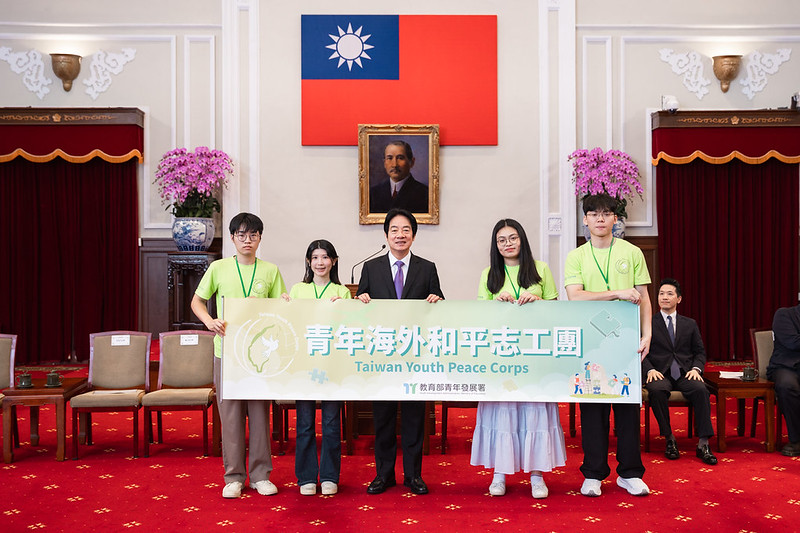 賴清德總統授旗青年海外和平志工團　期勉青年海外志工走向世界服務國際