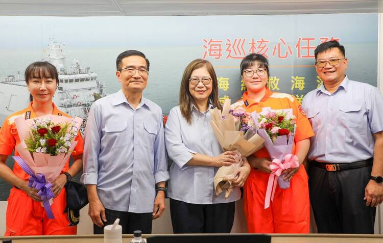 海巡巾幗打破性別天花板　管碧玲主委登艦慰勉喊話守護尊嚴職場