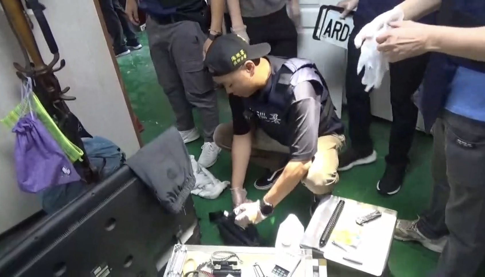 跨機關聯手掃黑　海巡署、警方冒雨執行突擊、查獲槍毒違禁物品　成功破獲高雄工寮毒窟