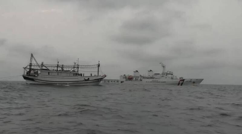 海巡署雙艦出動執行搜救　成功接駁漁工持續擴搜失聯船長下落