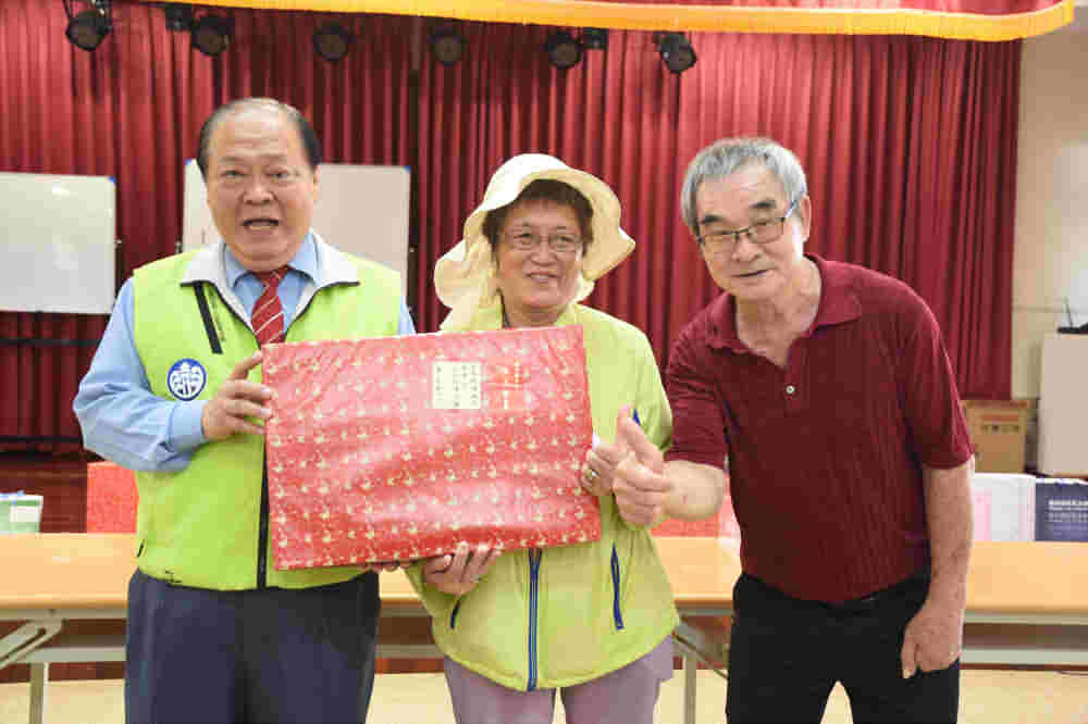 澎縣府攜手鎖港里辦理全齡關懷活動 陳光復陪伴長輩提前歡慶中秋 感謝志工溫暖守護