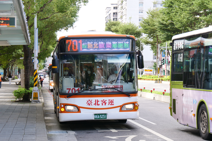上萬遊客湧進新北歡樂耶誕城仍不塞車！官方揭路網維持平穩原因　籲民眾優先選擇大眾運輸最省時