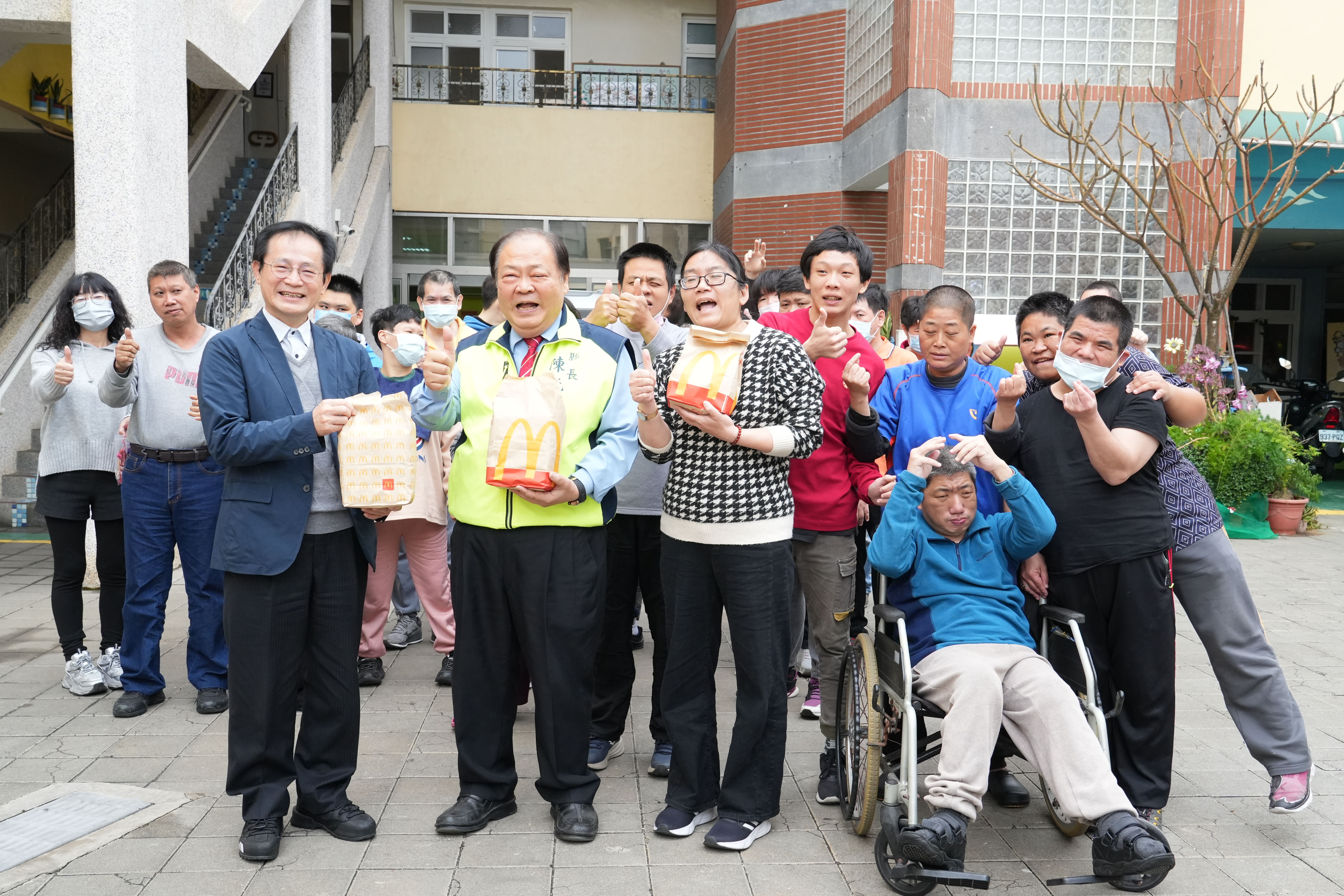 信守承諾傳遞溫暖 陳光復贈110顆滿福堡關懷弱勢