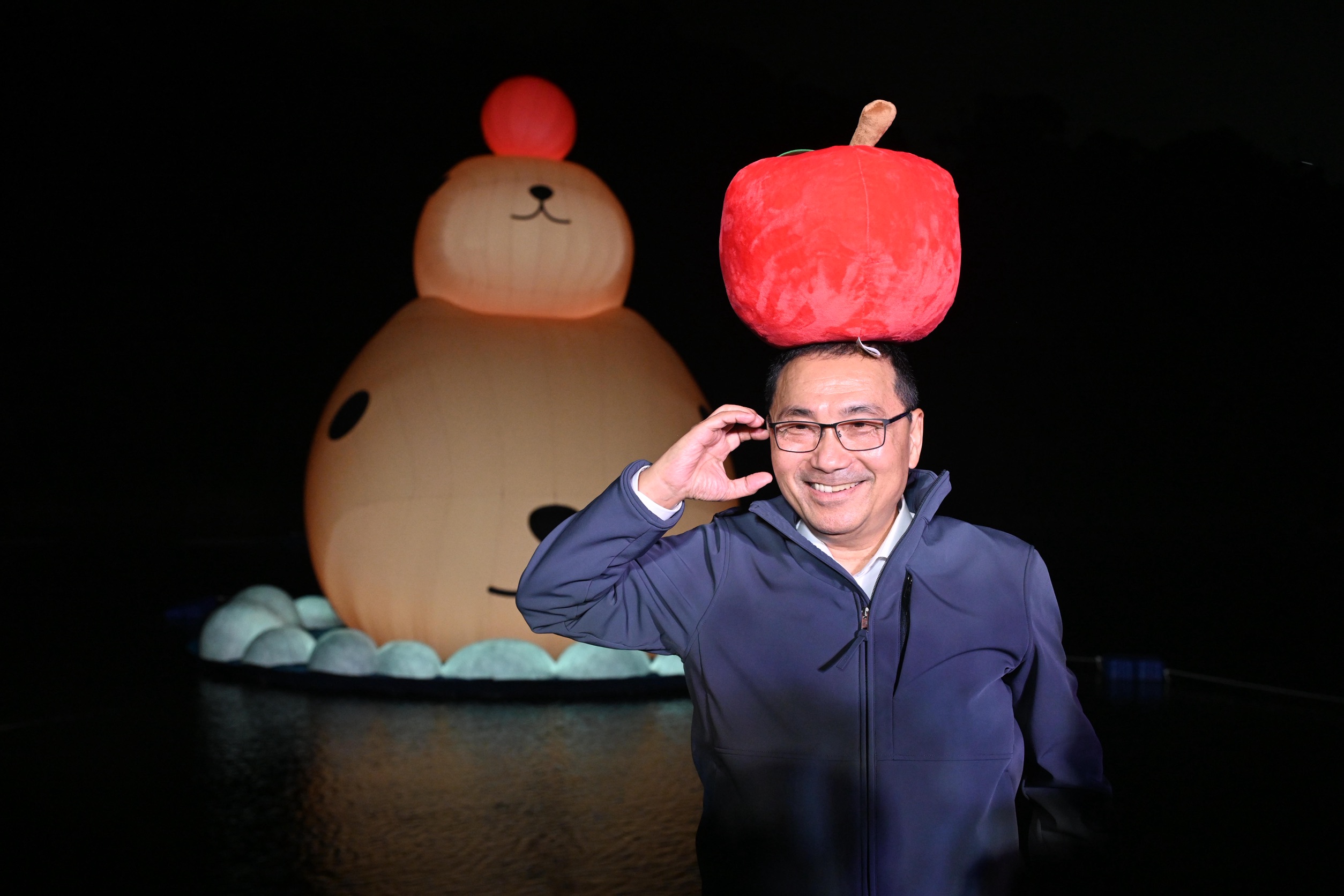 新北碧潭水岸巨型12公尺「水豚君」亮相 市長侯友宜：共享療癒創意時刻