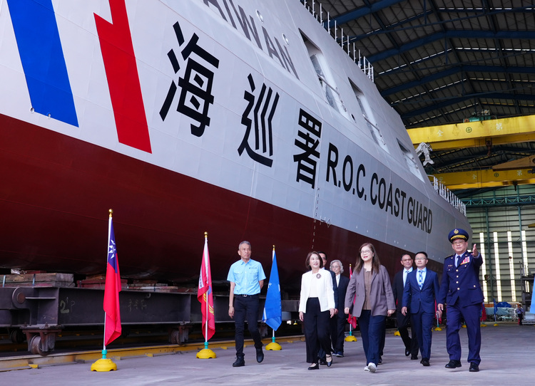 屏東東港成艦名象徵　海巡署安平級巡防艦最終艘「東港艦」命名下水守護海疆再添新戰力