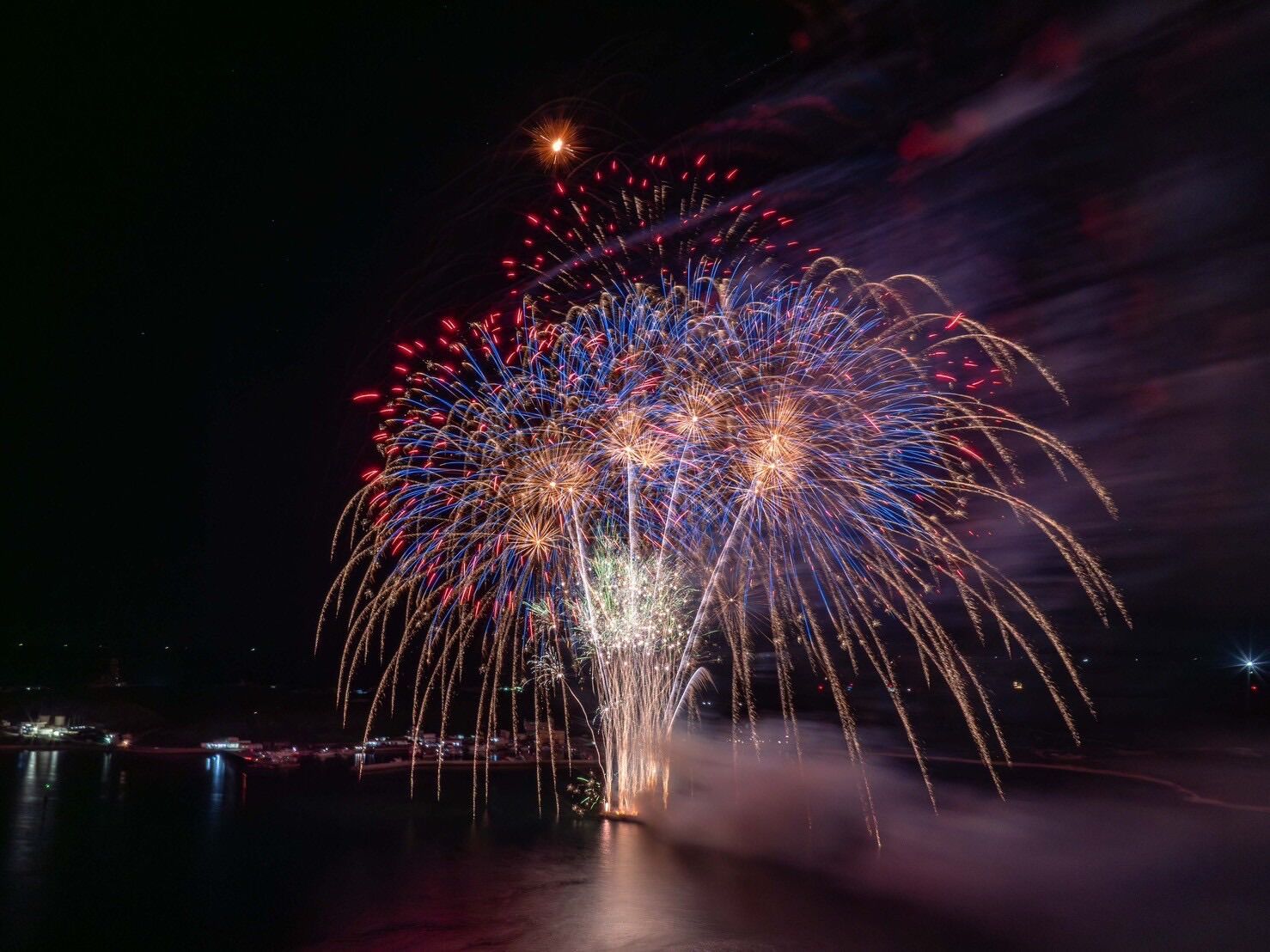 2025澎湖國際海上花火節望安場火爆登場，3600名民眾齊聚享受煙火盛宴