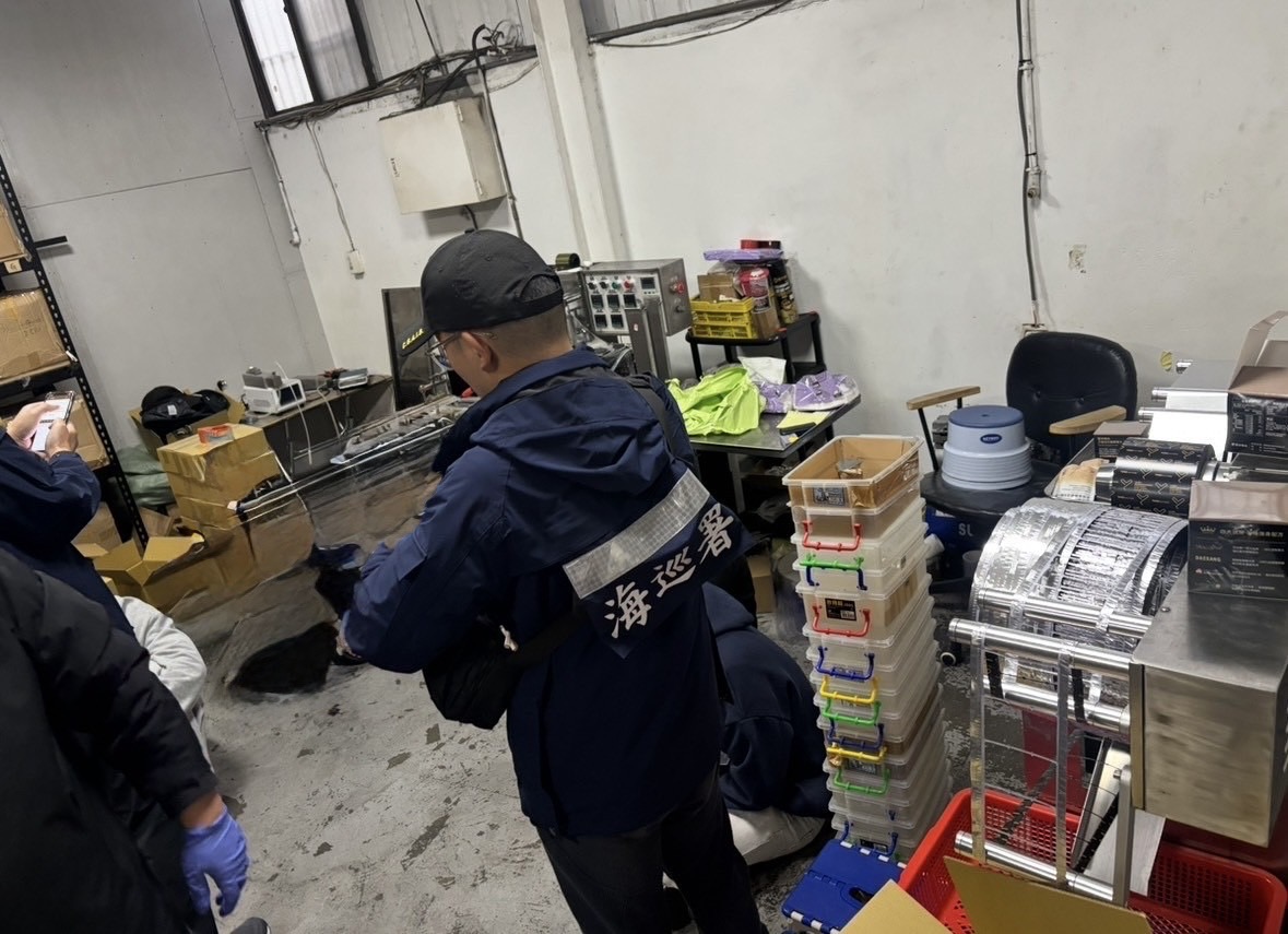 巡署重拳出擊　破獲近期最大電子煙分裝場　查扣1.6噸煙油　市值高達2.4億元，新北鐵皮工廠成據點