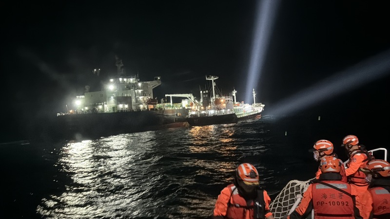 驚爆台中外海非法駁油！海巡署深夜出動攔查　違規畫面曝光