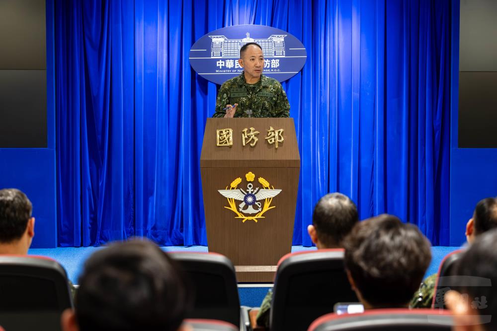 軍事壓力再升高　1996年臺海危機後首見中共火箭彈落點逼近24海浬線　國防部指為史上最接近實彈射擊