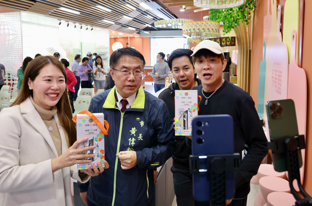 黃偉哲市長與新加坡網紅開播推銷臺南農特產品！新加坡觀眾搶光所有商品