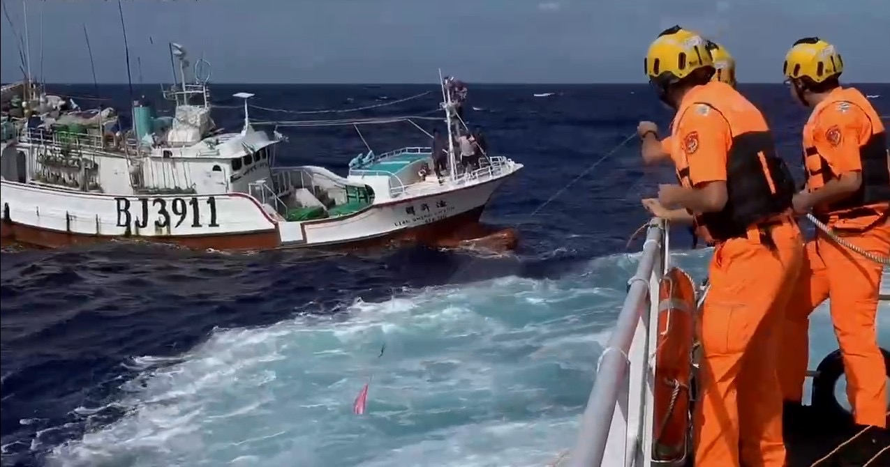 驚險畫面曝光！海巡五日苦戰千浬救出雙颱中漁船傷患