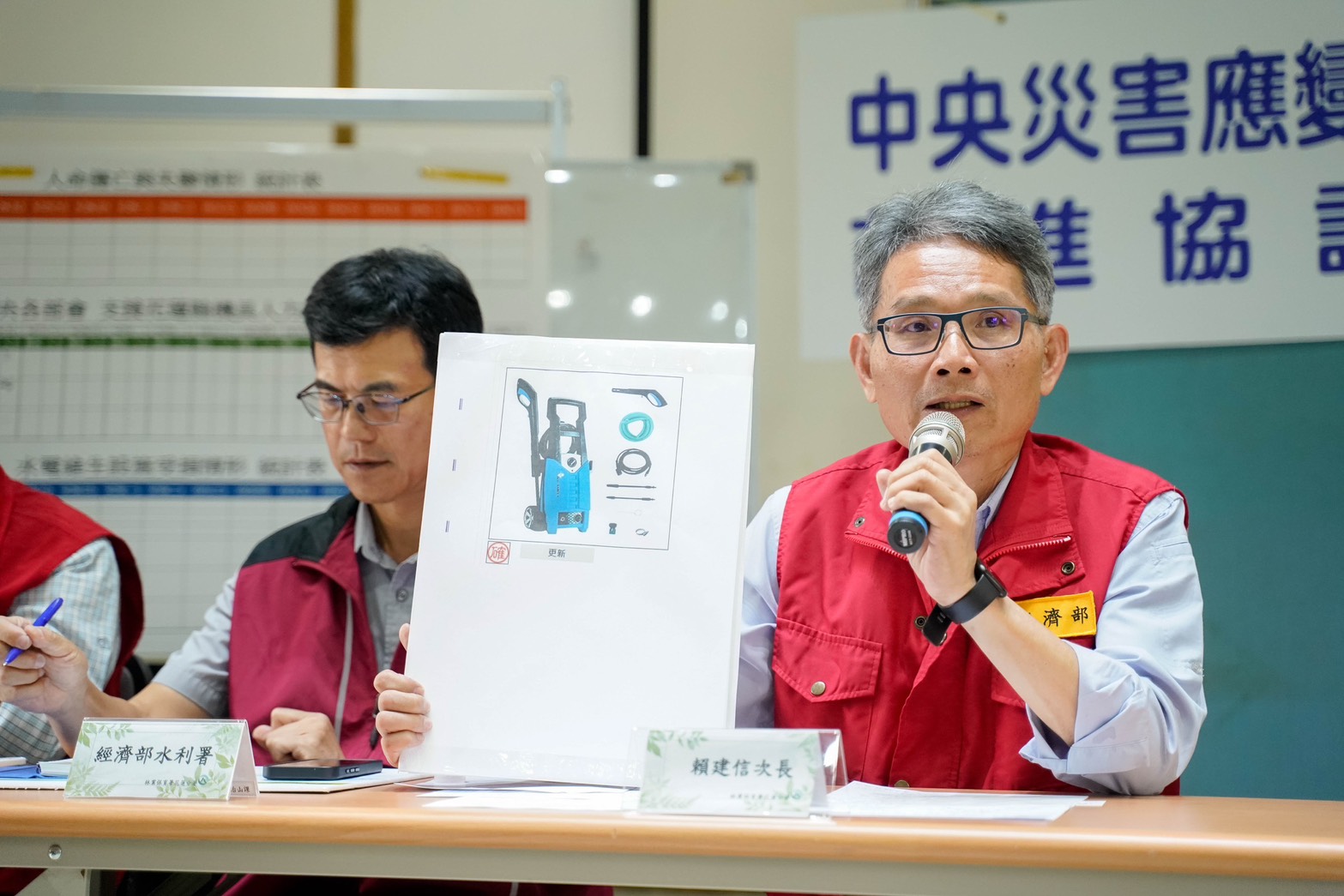 賴建信總協調官親自說明 花蓮防洪設施兩週完成加固 並持續動員部會資源 推進家園復原工作