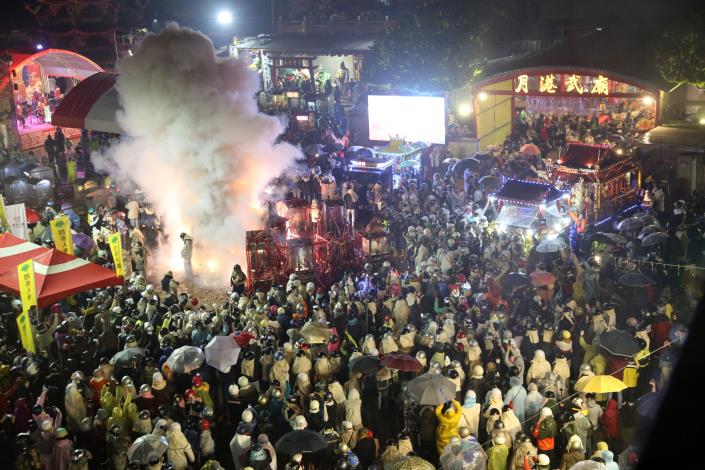 2025鹽水蜂炮熱情不減，黃偉哲市長祈願蛇年健康平安，呼籲參與者注意安全！