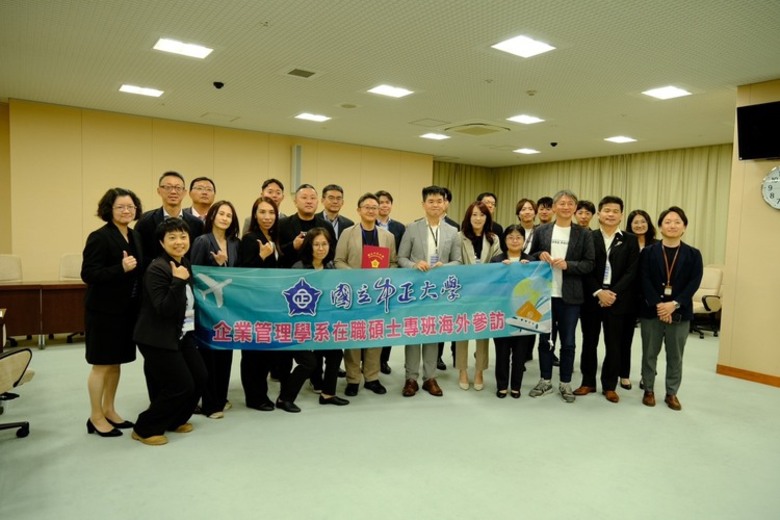 中正大學企管系在職MBA訪問團在黃正魁系主任規劃下鄭祥麟教授帶隊赴日本九州企業參訪　解析台積電進駐後產業重組模式