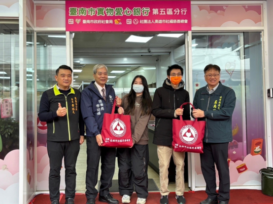 高雄市社福慈善總會助力！臺南市實物愛心銀行第五區分行揭幕，送暖弱勢家庭，黃偉哲市長表達感謝