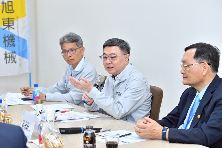 參訪臺中旭東機械後拍板重大計畫　行政院長卓榮泰宣布4年投入200億推動智慧機器人產業發展