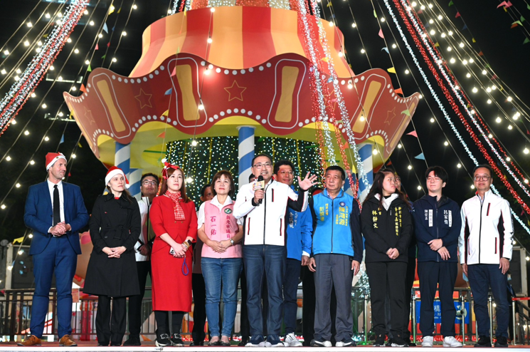 新北耶誕城人次逾300萬 新北市長侯友宜揭幕主燈新秀與德國耶誕市集雙慶典，吸引全家大小共度佳節