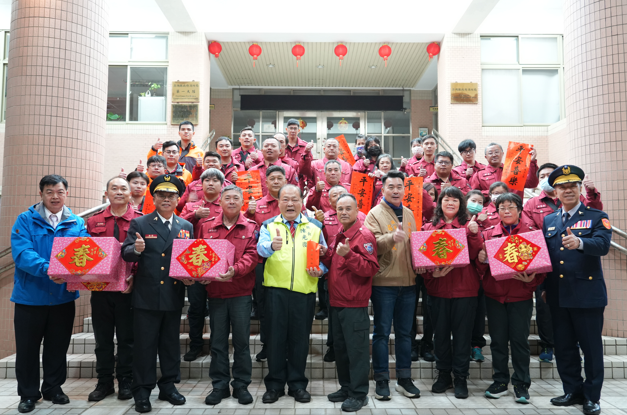 澎湖縣春節安全維護工作全面展開！陳光復縣長親訪警消送上祝福