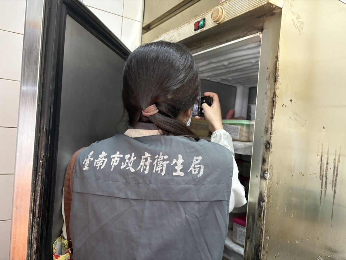 周氏蝦捲店員回鍋油豆腐影片瘋傳　臺南市衛生局：非系統問題但限期改善