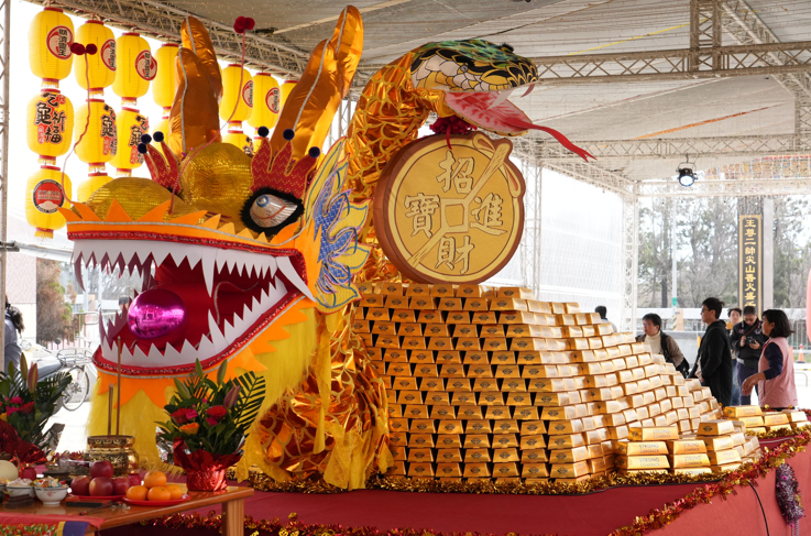 澎湖縣長陳光復為點睛祈福！澎湖尖山顯濟殿「金玄武靈龜」開光擲吉儀典盛大舉行