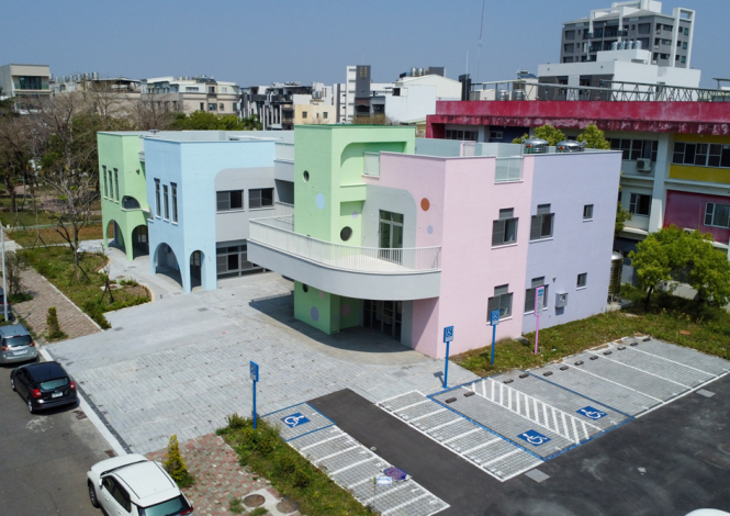 臺南安南區托育資源中心奪建築三冠王！親子共融公園空間成育兒新典範