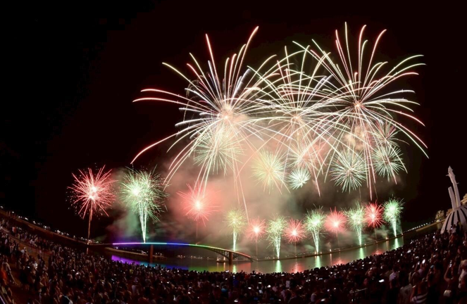 澎湖夜空如畫！Lieto Fireworks與在地音樂表演共舞，2025花火節讓人目不暇給