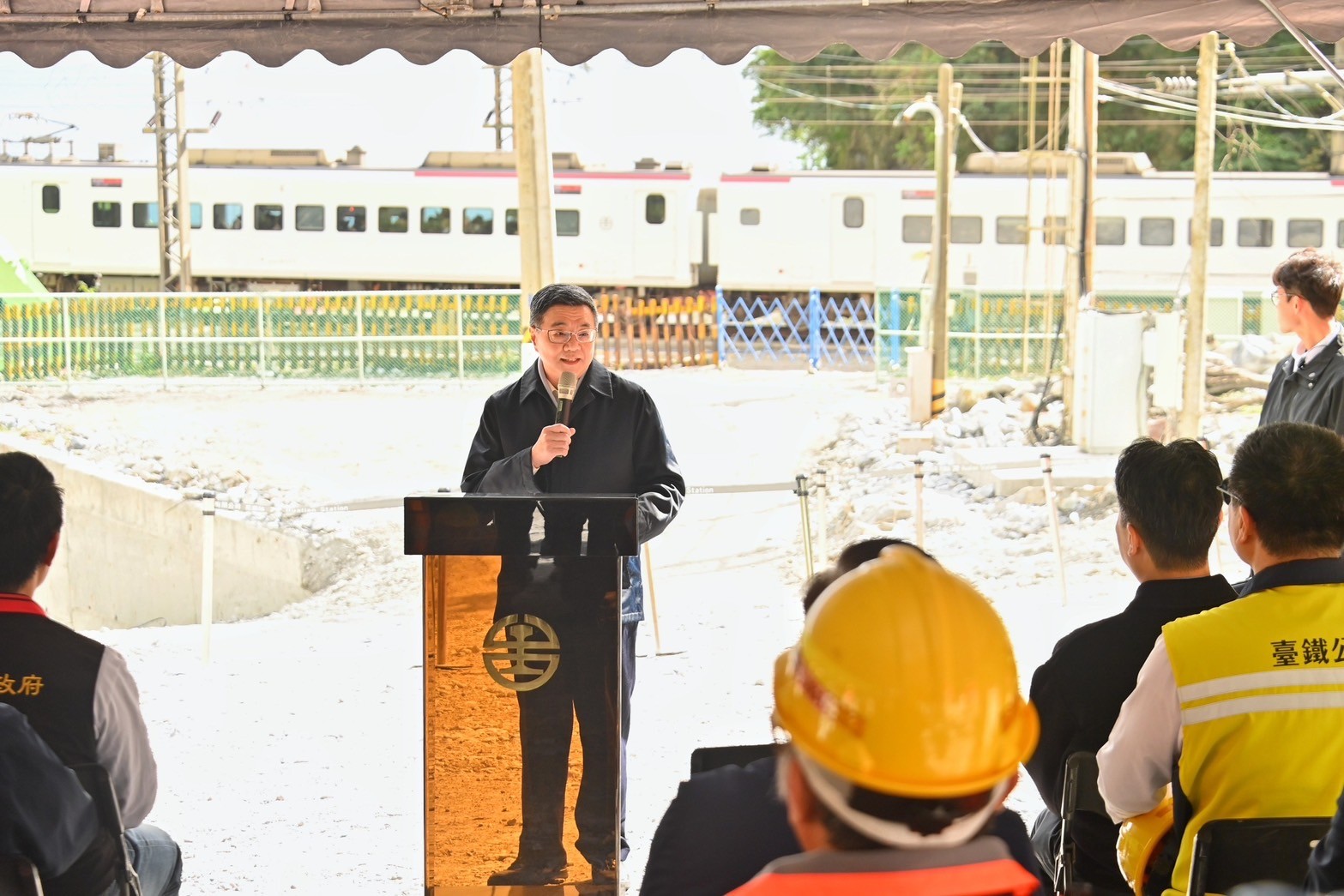 行政院長卓榮泰視察花蓮復建進度，臺鐵西小清水溪橋提前開通，運能大幅提升