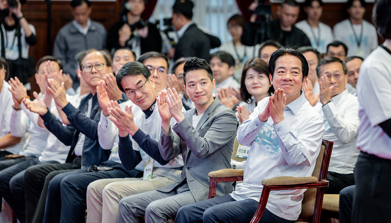 出席總統盃黑客松頒獎典禮　賴清德總統親頒獎項，強調以數位轉型與協作推動淨零未來