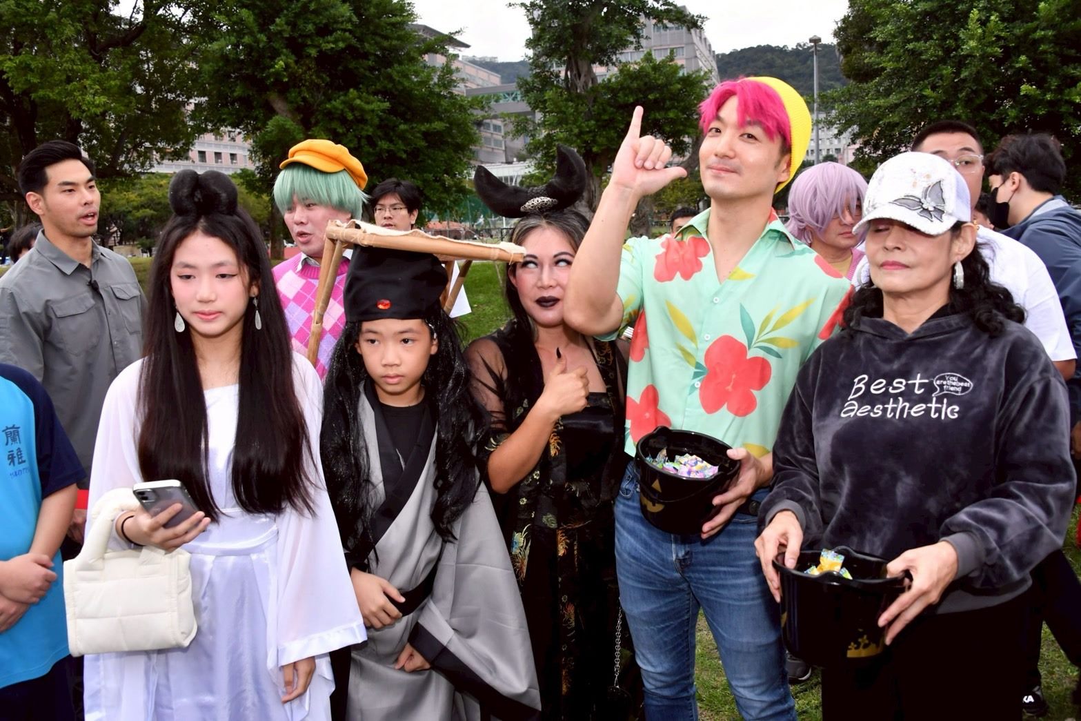 出席「天母搞什麼鬼萬聖節嘉年華」　臺北市長蔣萬安化身Saja Boys Abby與市民共享萬聖節歡樂