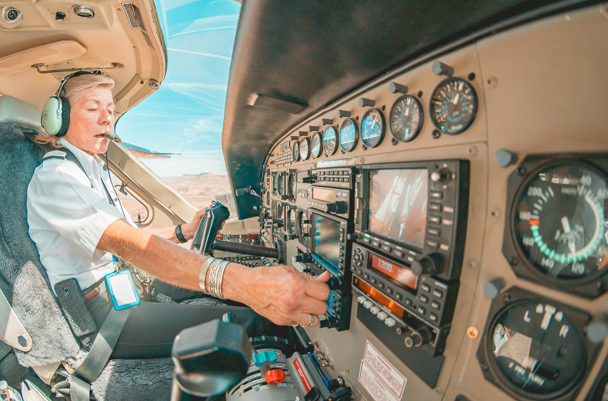 113年職類薪資揭露產業分化，住宿餐飲業主管薪資敬陪末座，機師月薪突破32萬