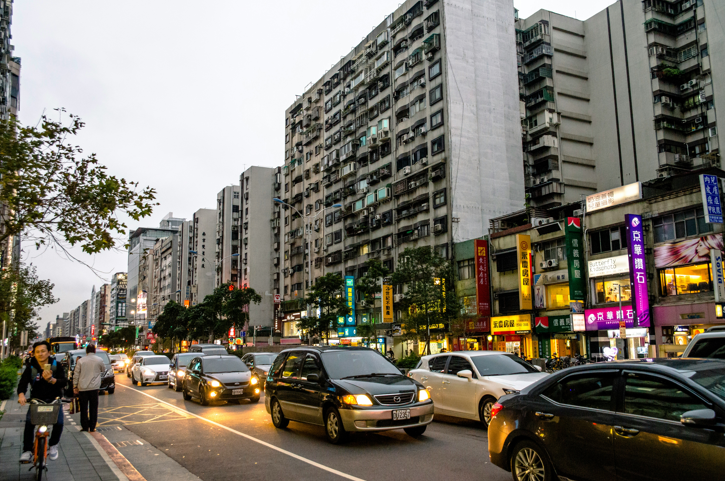 從考照到用路全面翻修！2026年交通新制13項規定一次掌握，汽車隔熱紙透光率、YouBike投保與騎車滑手機最高可罰6萬元