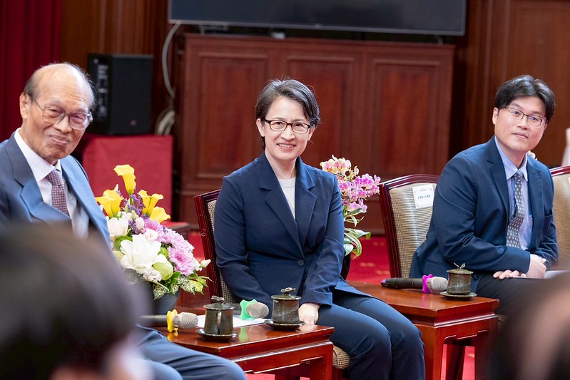 臺灣科研亮眼！蕭美琴副總統接見崇越論文得獎者　讚青年以AI與科技應用切入全球性議題尋求突破