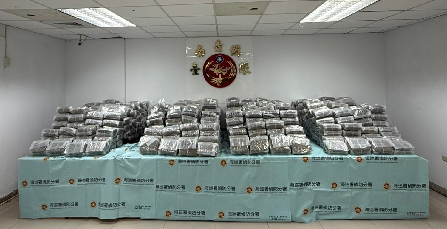 史上罕見！海巡署偵防分署臺南查緝隊攔截漁船走私逾400公斤大麻入境