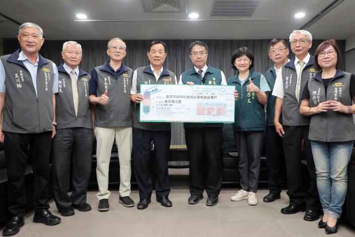 臺灣首廟天壇捐300萬支持臺南丹娜絲風災復原，市長黃偉哲頒感謝狀感謝大愛