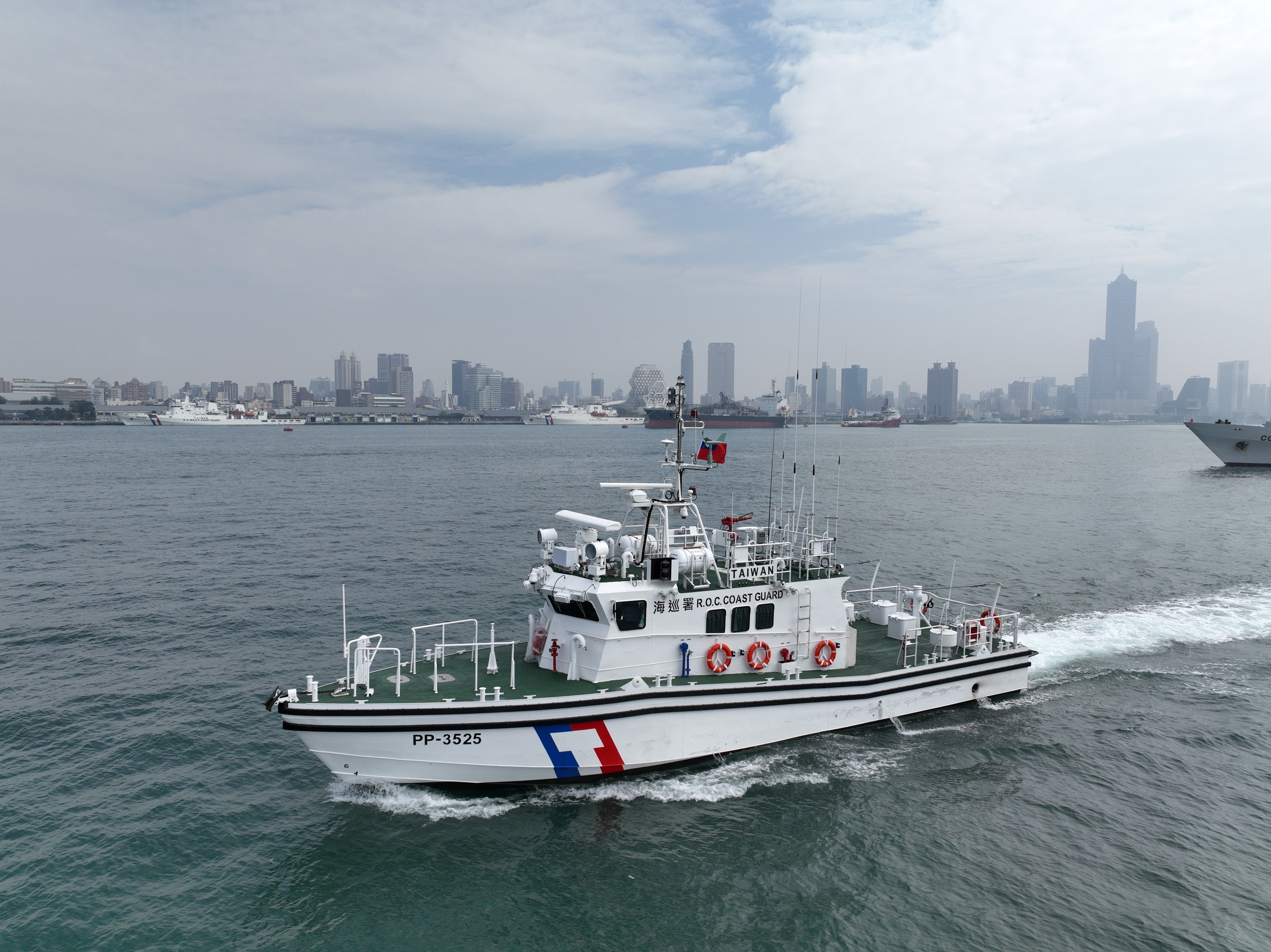 新造35噸巡防艇投入執法 臺南海巡增添新戰力
