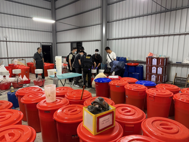 專車接送製毒！調查局在臺南市獨棟違章鐵皮屋破獲大型安非他命製毒工廠　查扣大量設備原料