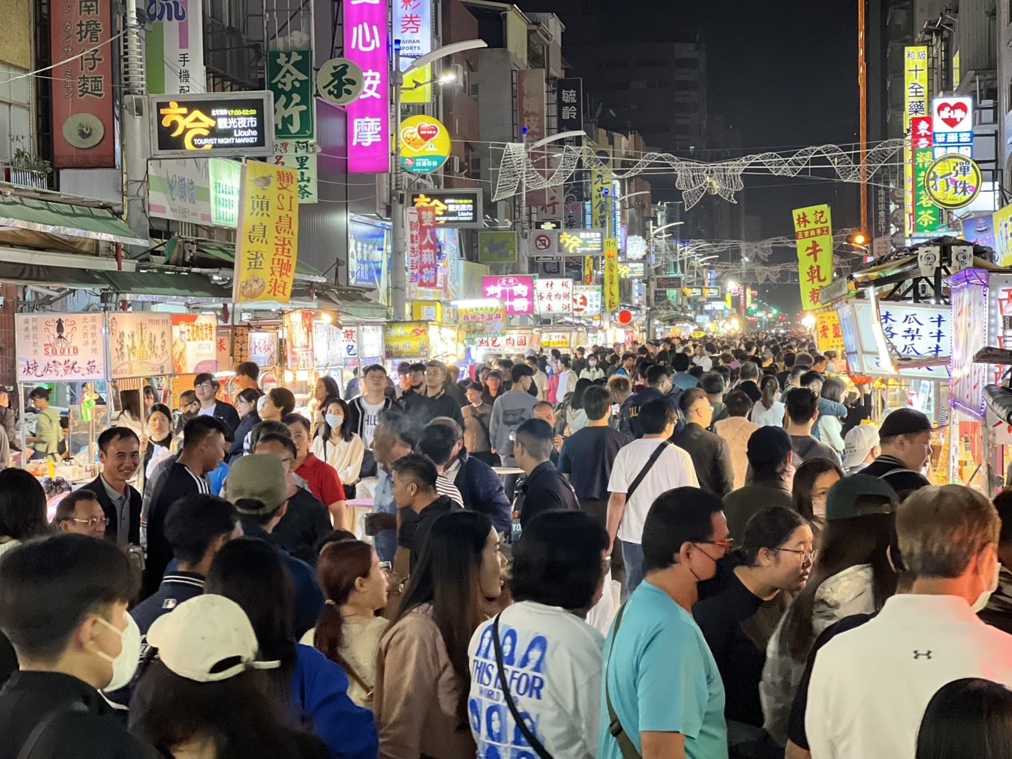 高雄六合夜市人潮爆發　攤商讚演唱會帶動業績翻倍　感謝高雄市府打造觀光商機帶動地方消費活絡