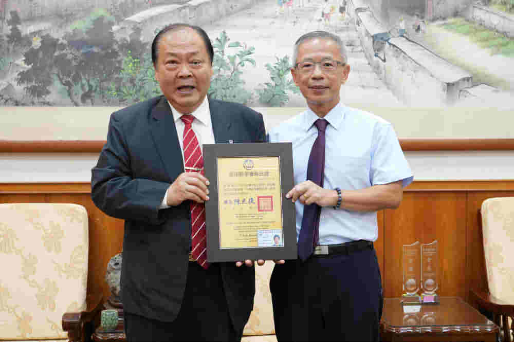 澎湖地方法院院長楊國精榮調彰化 陳光復頒發榮譽縣民證表彰貢獻