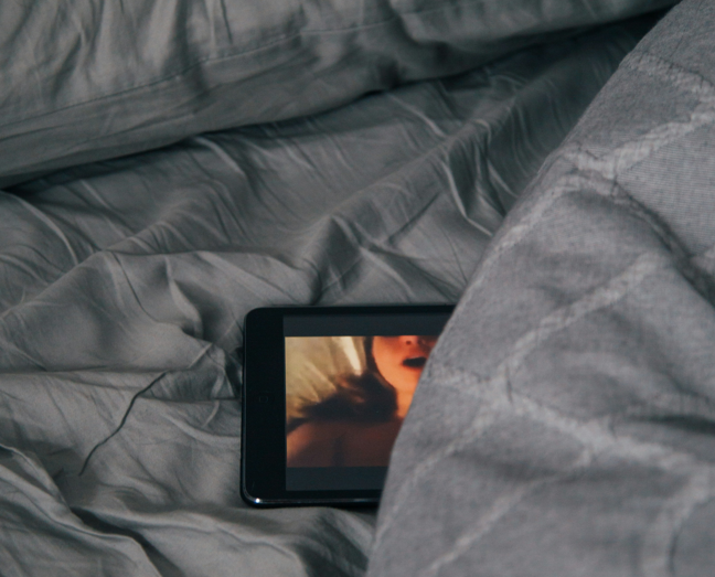 印度學術界震撼彈！大學教授偷拍性侵片瘋傳成人平台遭逮捕