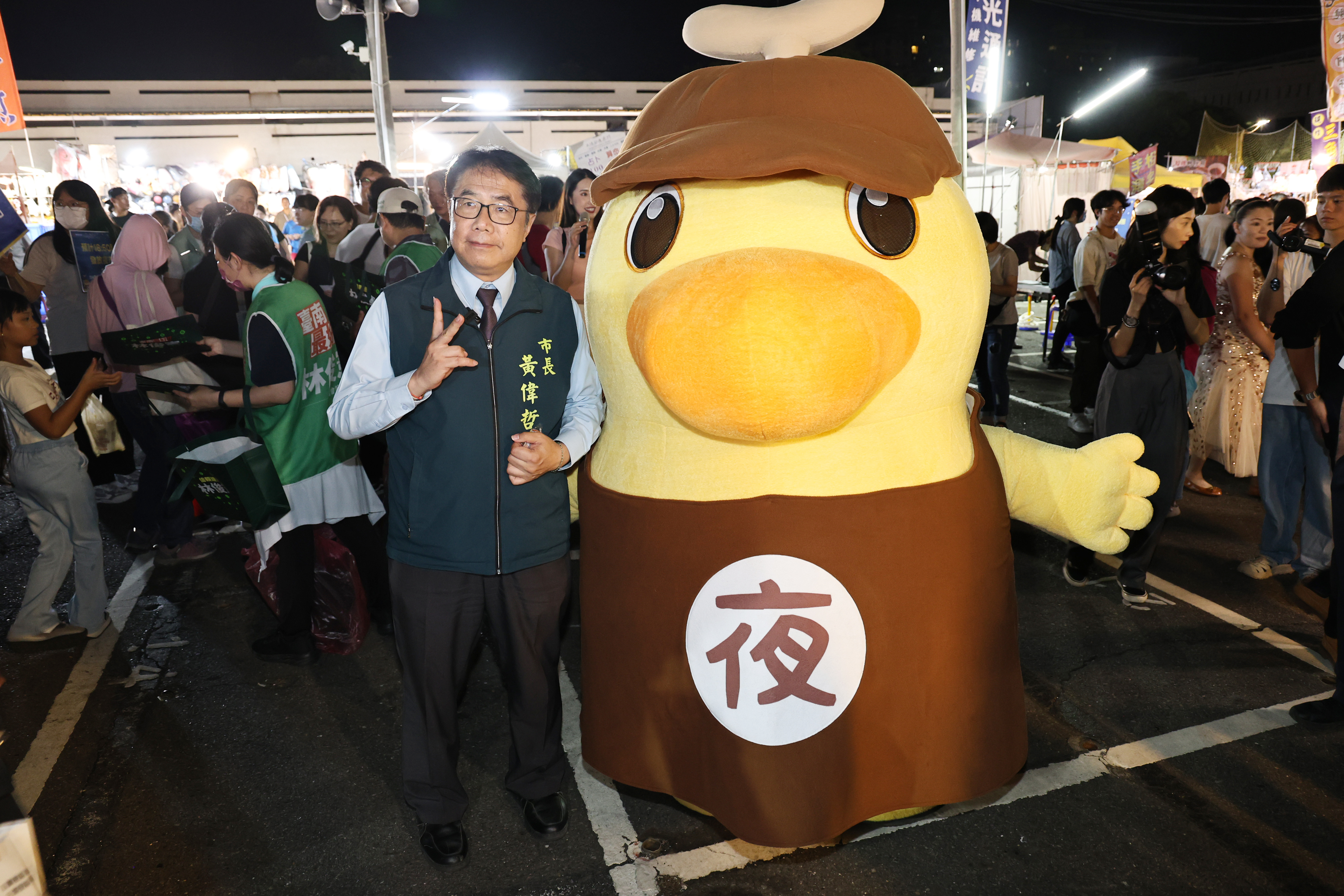 黃偉哲市長攜手夜奇鴨快閃大東夜市和大東東夜市，暑假最後一波活動現場發放限量50元夜市券，吸引眾多遊客