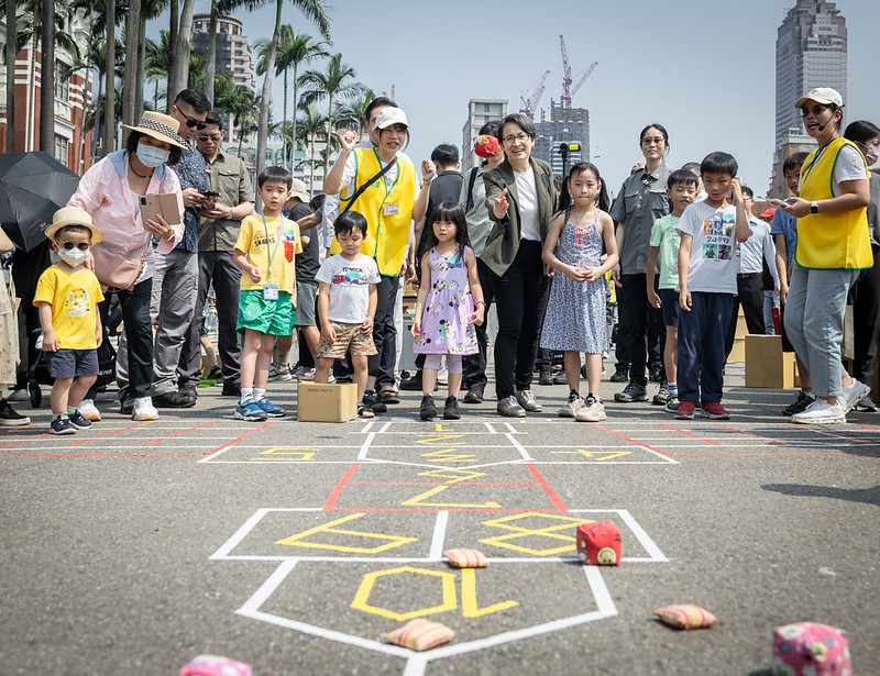 蕭美琴副總統出席總統府假日開放參觀活動　參與親子遊戲與市集活動