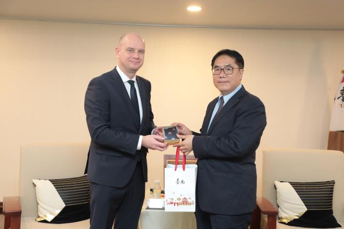 黃偉哲會晤新任波蘭駐臺代表，雙方期望以城市交流促進臺波在文化、教育及經濟上的合作蓬勃