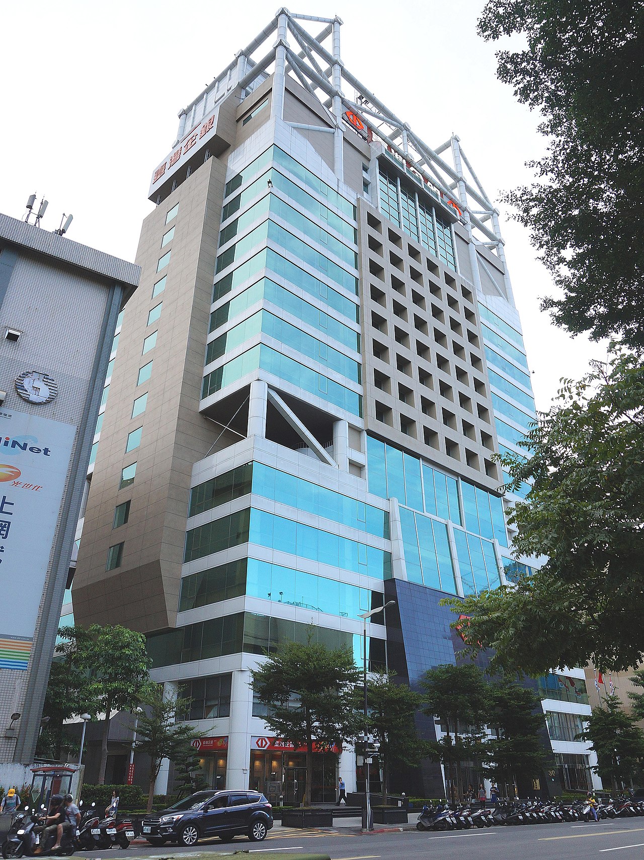 台企銀董座劉佩真涉案 50萬交保 丈夫竟是前主計長朱澤民