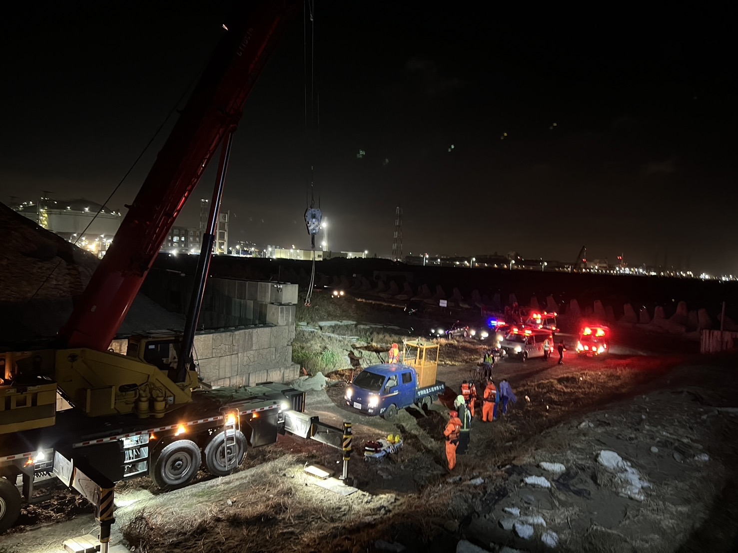 惡劣海象油輪擱淺 海巡機智調度吊車救援