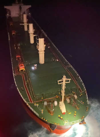 南臺灣海域驚現馬紹爾群島籍貨輪「PANORIA」失火 海巡署成功救出傷員